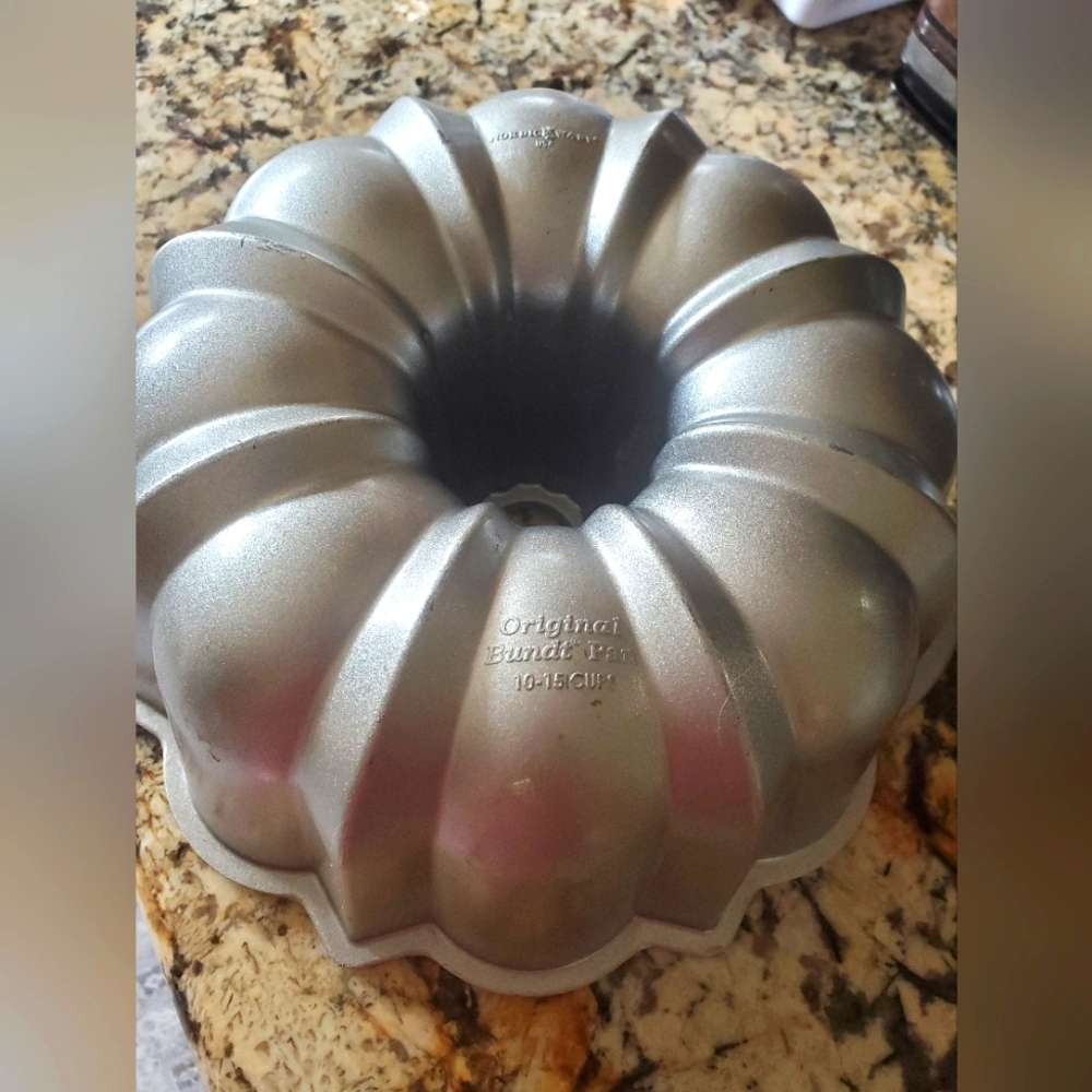 Original bundt pan  10/15 cups  excellent condition like new gentle used.